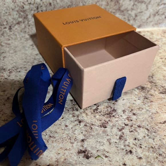 LOUIS VUITTON Metal Crystal LV Iconic Necklace - Picture 5 of 11